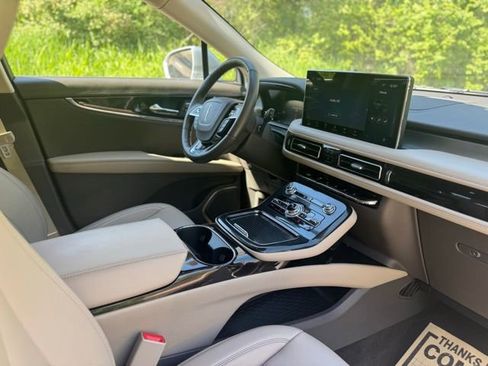 Used 2022 Lincoln Nautilus AWD w/ Premium Package image 18