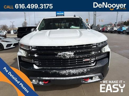 Used 2021 Chevrolet Silverado 1500 LT Trail Boss w/ Convenience Package II image 2