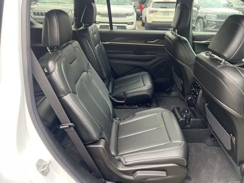 Used 2025 Jeep Grand Cherokee L Limited w/ Black Appearance Package AWD/4WD image 10
