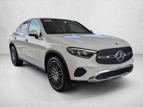 Used 2024 Mercedes-Benz GLC 300 4MATIC image 3