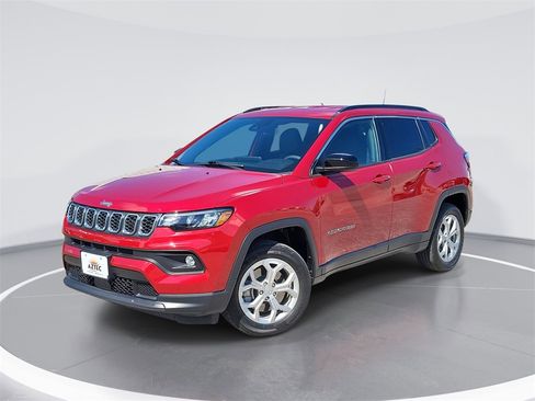 Used 2024 Jeep Compass Latitude image 1