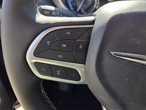 Certified 2025 Chrysler Pacifica Select image 24