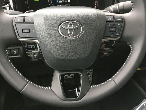 Used 2025 Toyota Camry SE AWD/4WD image 14