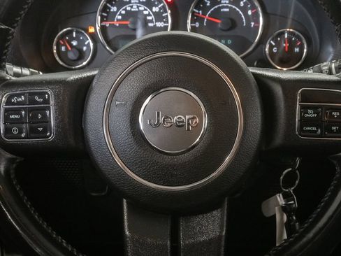 Used 2018 Jeep Wrangler Unlimited Sahara w/ Connectivity Group AWD/4WD image 15