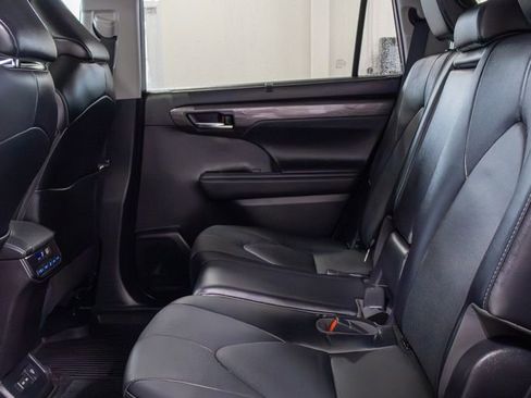 Used 2022 Toyota Highlander Limited image 14