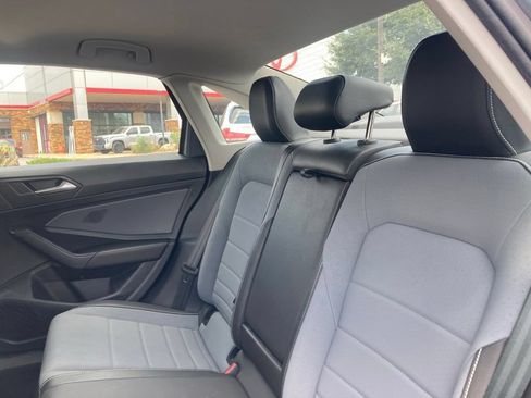 Used 2025 Volkswagen Jetta SE FWD image 11