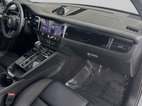 Certified 2026 Porsche Macan AWD/4WD image 30