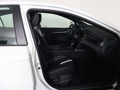Used 2025 Toyota Camry SE FWD image 27
