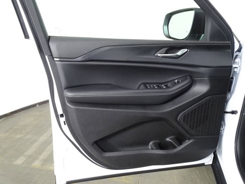 New 2025 Jeep Grand Cherokee Laredo image 15