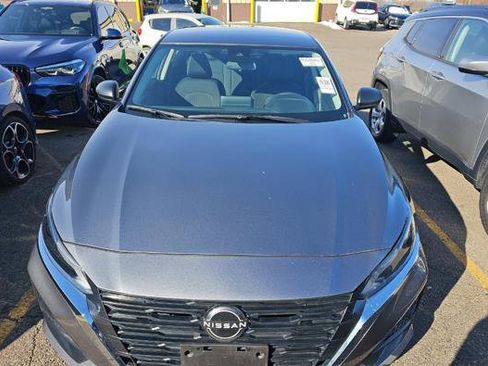 Used 2024 Nissan Altima 2.5 SV image 2