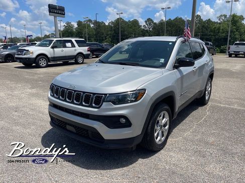 Used 2025 Jeep Compass Latitude AWD/4WD image 3