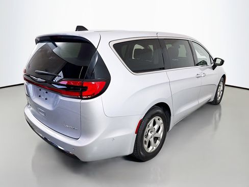 Used 2024 Chrysler Pacifica Limited image 7