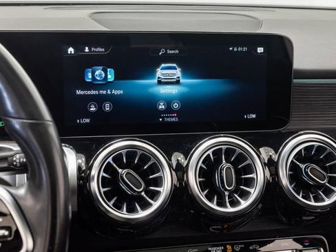 Used 2023 Mercedes-Benz GLB 250 4MATIC w/ Premium Package image 14