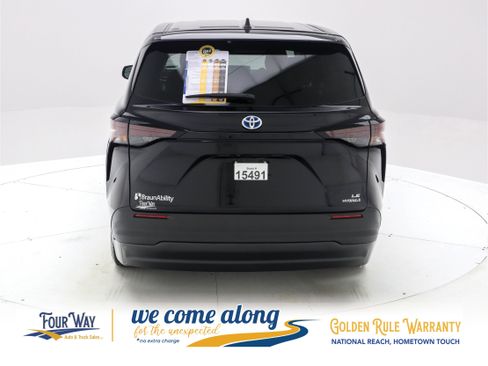 Used 2024 Toyota Sienna LE image 6