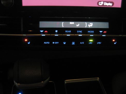 Used 2023 Toyota Sienna XLE image 18