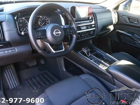 Used 2025 Nissan Pathfinder SV FWD image 11