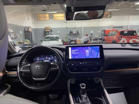 Used 2024 Toyota Grand Highlander Limited image 29