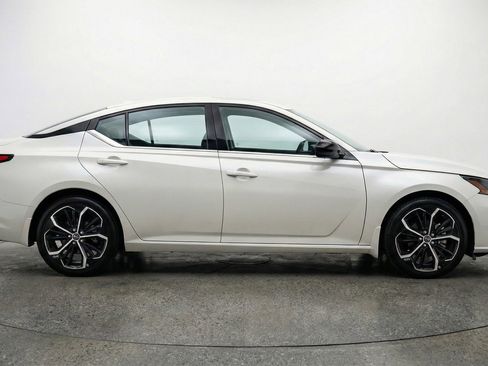 Used 2025 Nissan Altima 2.5 SR FWD image 11