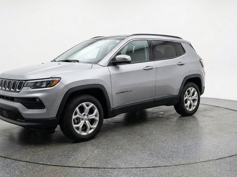 Used 2025 Jeep Compass Latitude AWD/4WD image 3