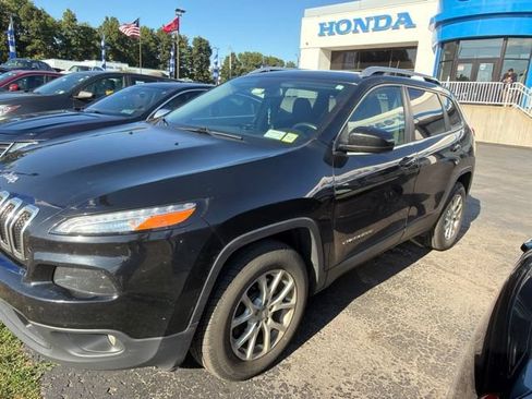 Used 2017 Jeep Cherokee Latitude w/ Cold Weather Group AWD/4WD image 3