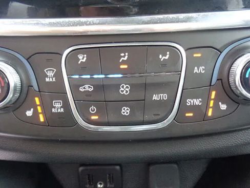 Used 2019 Chevrolet Traverse LT w/ LT Premium Package AWD/4WD image 18