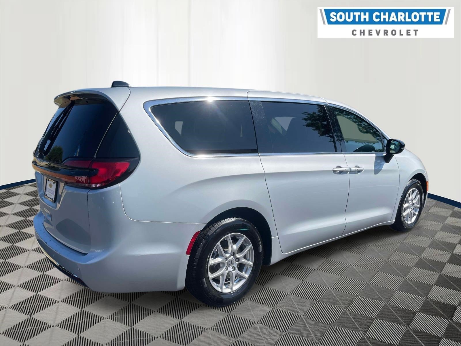 Used 2024 Chrysler Pacifica Touring-L FWD image 4