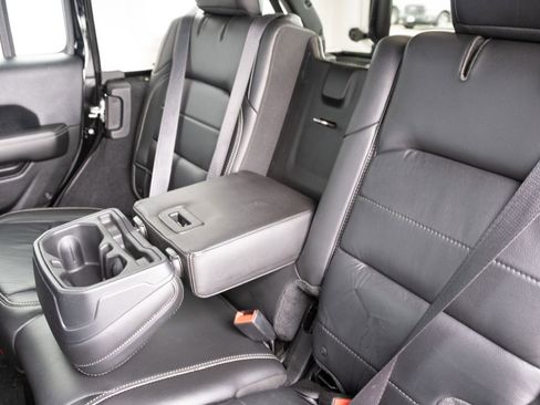 Used 2018 Jeep Wrangler Unlimited Sahara w/ Uconnect 4C Nav & Sound Group image 15