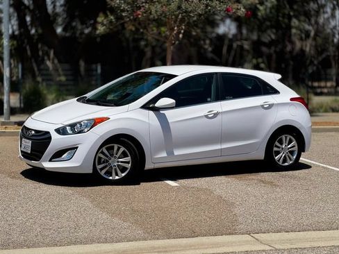 Used 2015 Hyundai Elantra GT FWD image 14