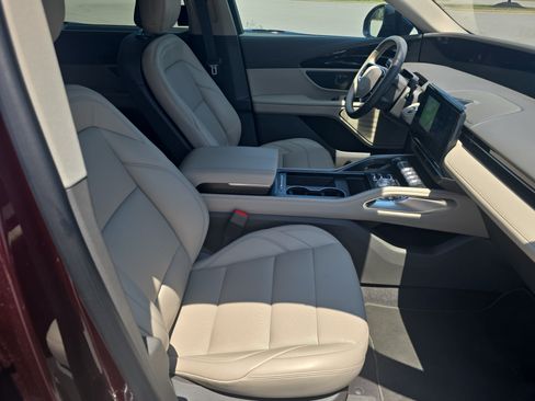 Used 2025 Lincoln Nautilus Premier AWD/4WD image 10
