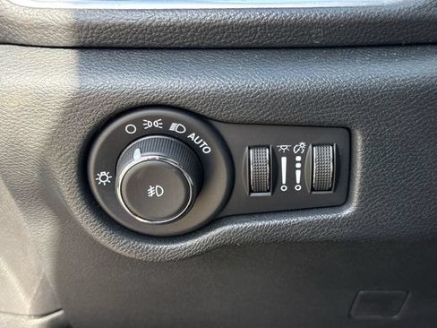 Used 2025 Chrysler Pacifica Limited FWD image 23