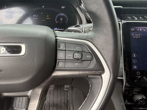 Used 2022 Jeep Grand Cherokee L Limited w/ Luxury Tech Group II image 14