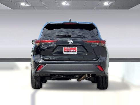 Used 2025 Toyota Highlander LE FWD image 9