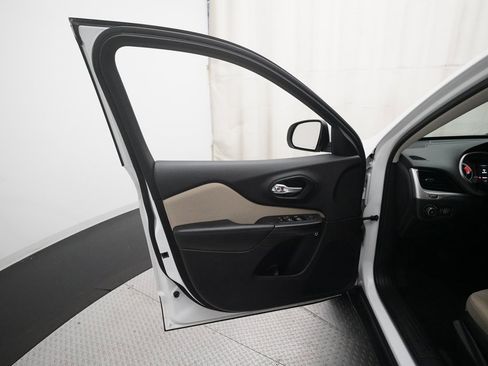 Used 2016 Jeep Cherokee Latitude w/ Cold Weather Group image 27