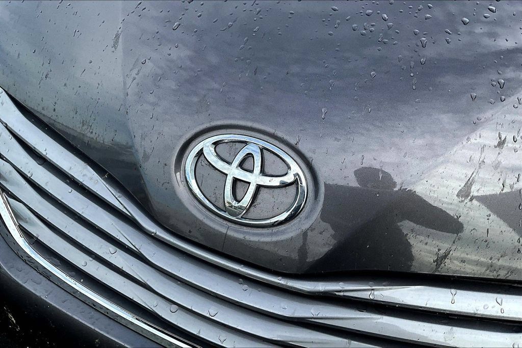 Used 2015 Toyota Sienna XLE FWD image 32
