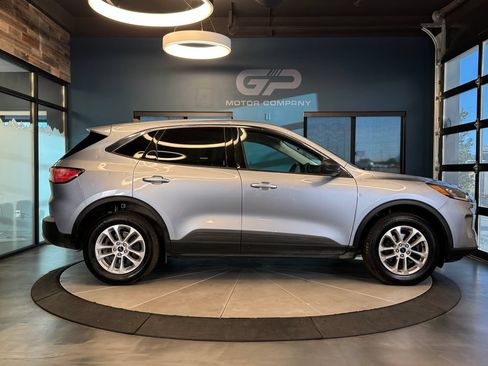 Used 2022 Ford Escape SE w/ Cold Weather Package AWD/4WD image 2