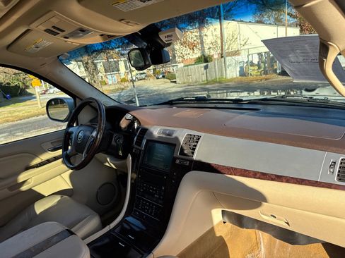 Used 2007 Cadillac Escalade AWD w/ Information Package image 20