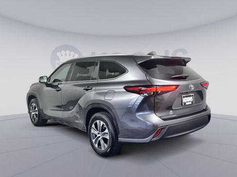 Used 2024 Toyota Highlander LE image 4