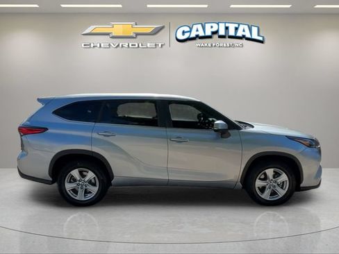 Used 2023 Toyota Highlander LE FWD image 6