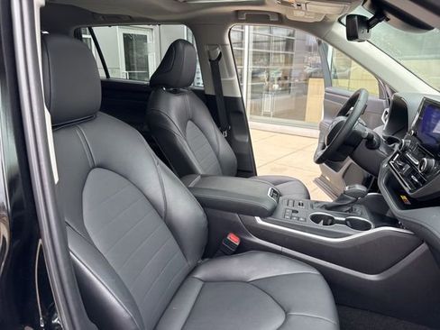 Used 2025 Toyota Highlander XLE image 38