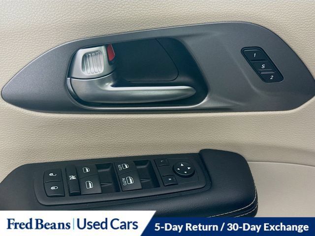 Used 2023 Chrysler Pacifica Touring-L FWD image 23