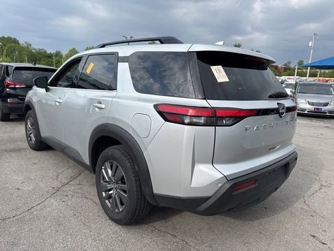 Used 2025 Nissan Pathfinder SV FWD image 5