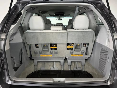 Used 2014 Toyota Sienna XLE FWD image 12