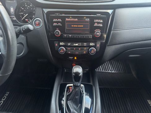 Used 2017 Nissan Rogue SV image 11
