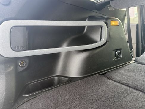 Used 2018 Jeep Cherokee Limited image 18