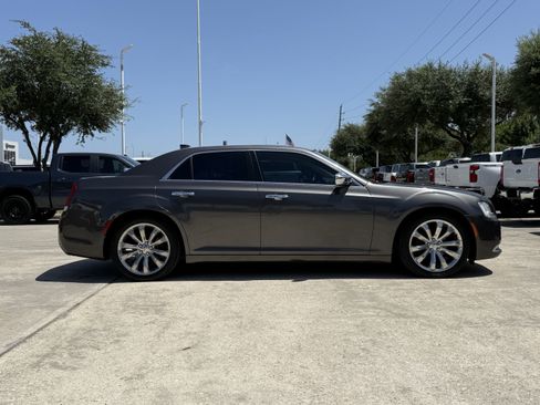 Used 2019 Chrysler 300 Limited RWD image 3