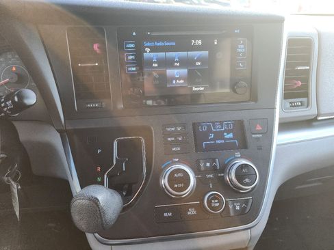 Used 2015 Toyota Sienna LE FWD image 15