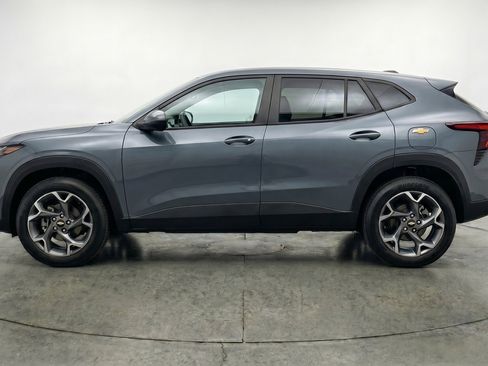 Used 2025 Chevrolet Trax LT w/ LT Convenience Package FWD image 5