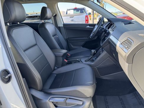 Certified 2021 Volkswagen Tiguan SE w/ Panoramic Sunroof Package image 38