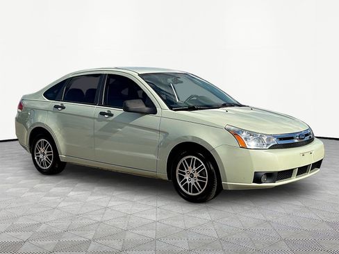 Used 2010 Ford Focus SE FWD image 3
