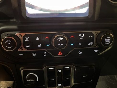 Used 2020 Jeep Wrangler Unlimited Sahara image 19